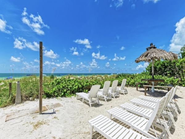 On Beach One Bedroom Condo with Communal Pool in Holmes Beach